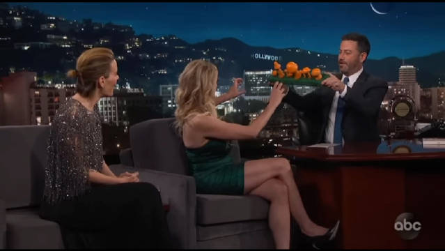 艳星Stormy Daniels鸡毛秀谈特朗普，现场选蘑菇引热议