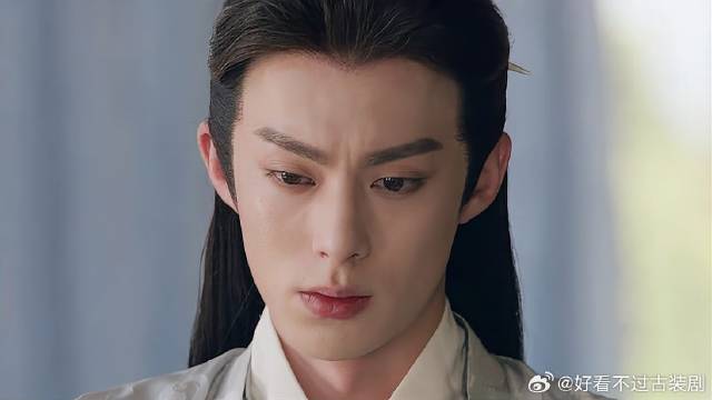 小兰花见长珩都是笑着，月尊竟暗戳戳吃醋，下秒自我反省