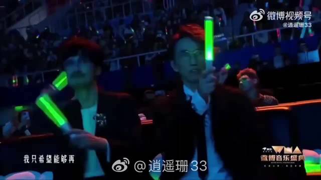 周传雄微博音乐盛典台下随郑钧嗨摇，去年陶喆演唱同款快乐
