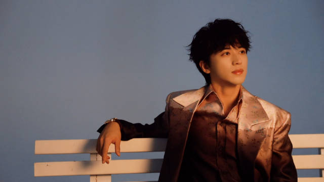 许魏洲卷发造型亮相微博音乐盛典红毯