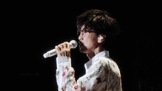 周传雄微博音乐盛典献唱《我的心太乱》