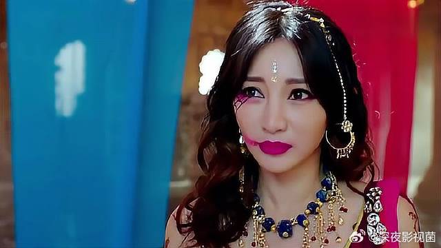 美女们前一秒欢歌乐舞，下秒拿起武器，太狠了