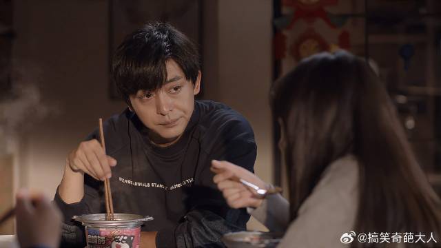 颜鹏秀厨艺，子悠拆台逗欢欢开心，不愧是小男子汉！