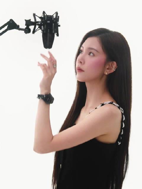 宋妍霏携手陈粉丸演绎香奈儿BLUSH腕表艺术