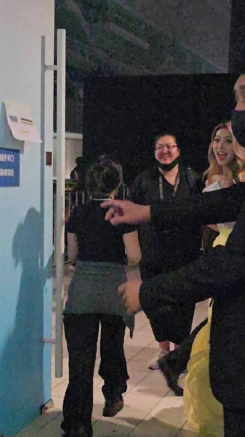 林允晒生活照与家人朋友共度温馨时光