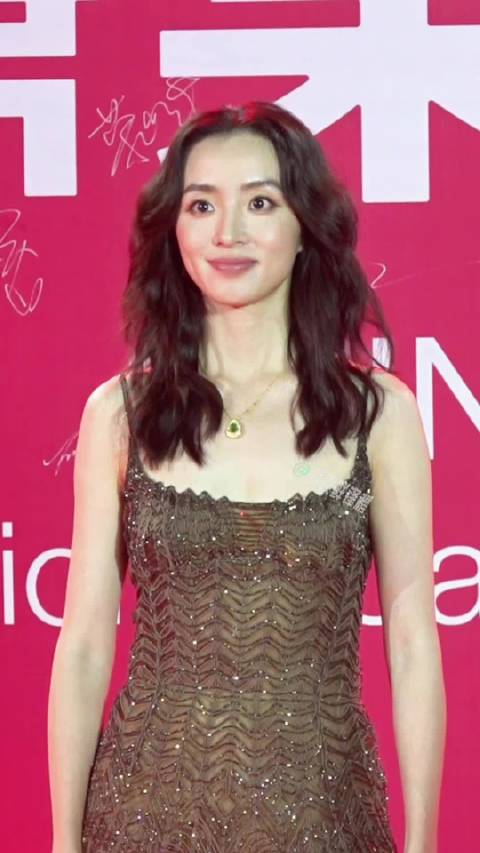 黑色亮片纱裙亮相红毯，气质好仙呀！