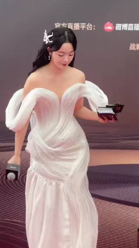 李莎旻子主持WMA盛典玩梗好多人啊，白裙造型亮眼