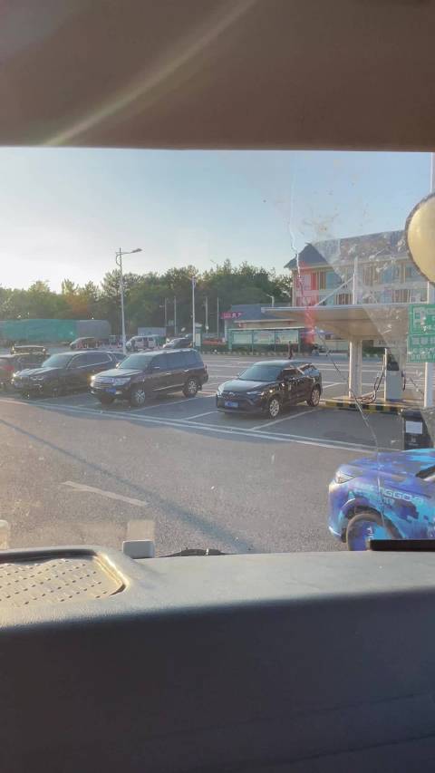 奇瑞瑞虎9贴满智能驾驶标语抢电车车位，油电同智战略再进一步