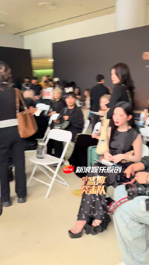 赵磊带着机器狗亮相WMA微博音乐盛典～张紫宁看得目瞪口呆：我惊呆啦