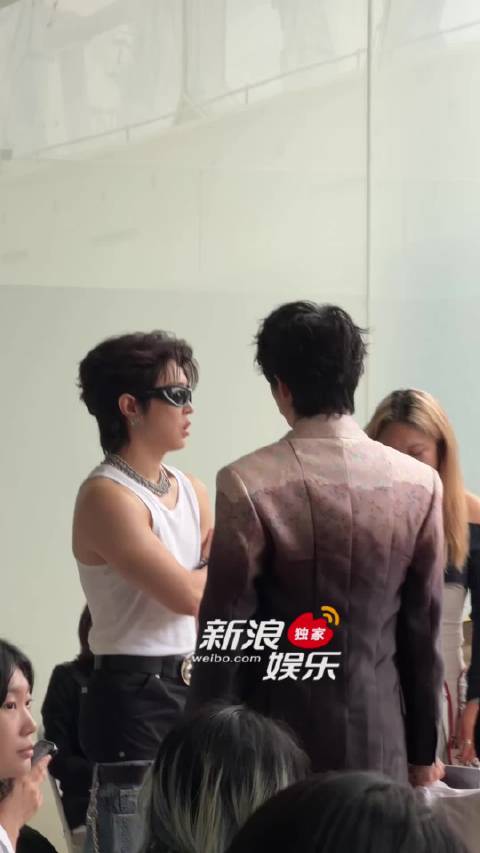 热聊ing，看马伯骞比划着肌肉，应该是在讨论如何健身吧！