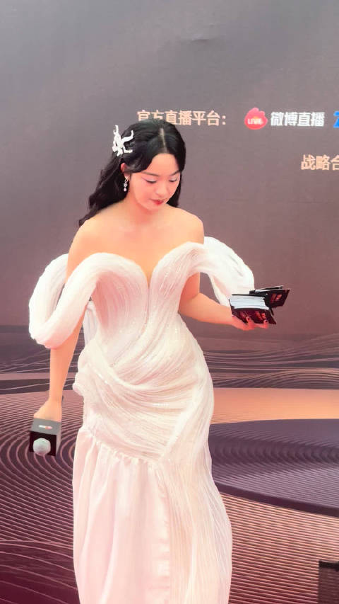 李莎旻子八度主持WMA盛典，古希腊白裙惊艳亮相