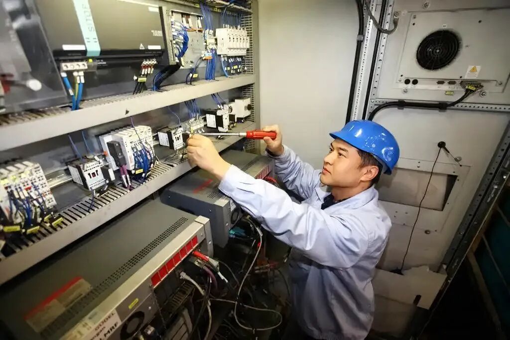 长安汽车的技术人员正在检查设备。长安汽车 供图