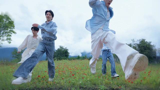 许魏洲携手PROME乐队打造《夏夜》迷幻MV