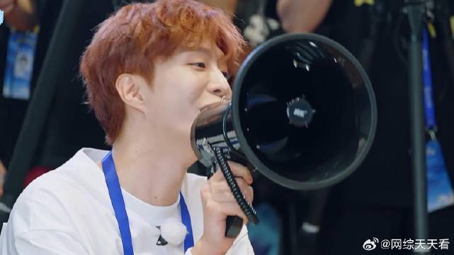 范丞丞真成跑男导演了 开口给姚译添叫小姚，狂的没边！