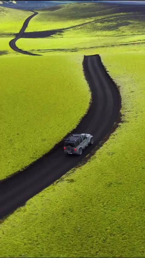 冰岛高地夏季开放，探险者挑战无人荒野