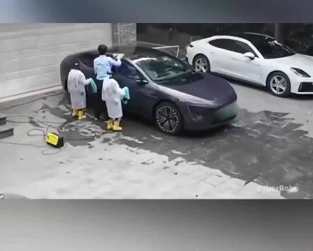 转，上海车主培训机器人洗车，就是洗得不太干净