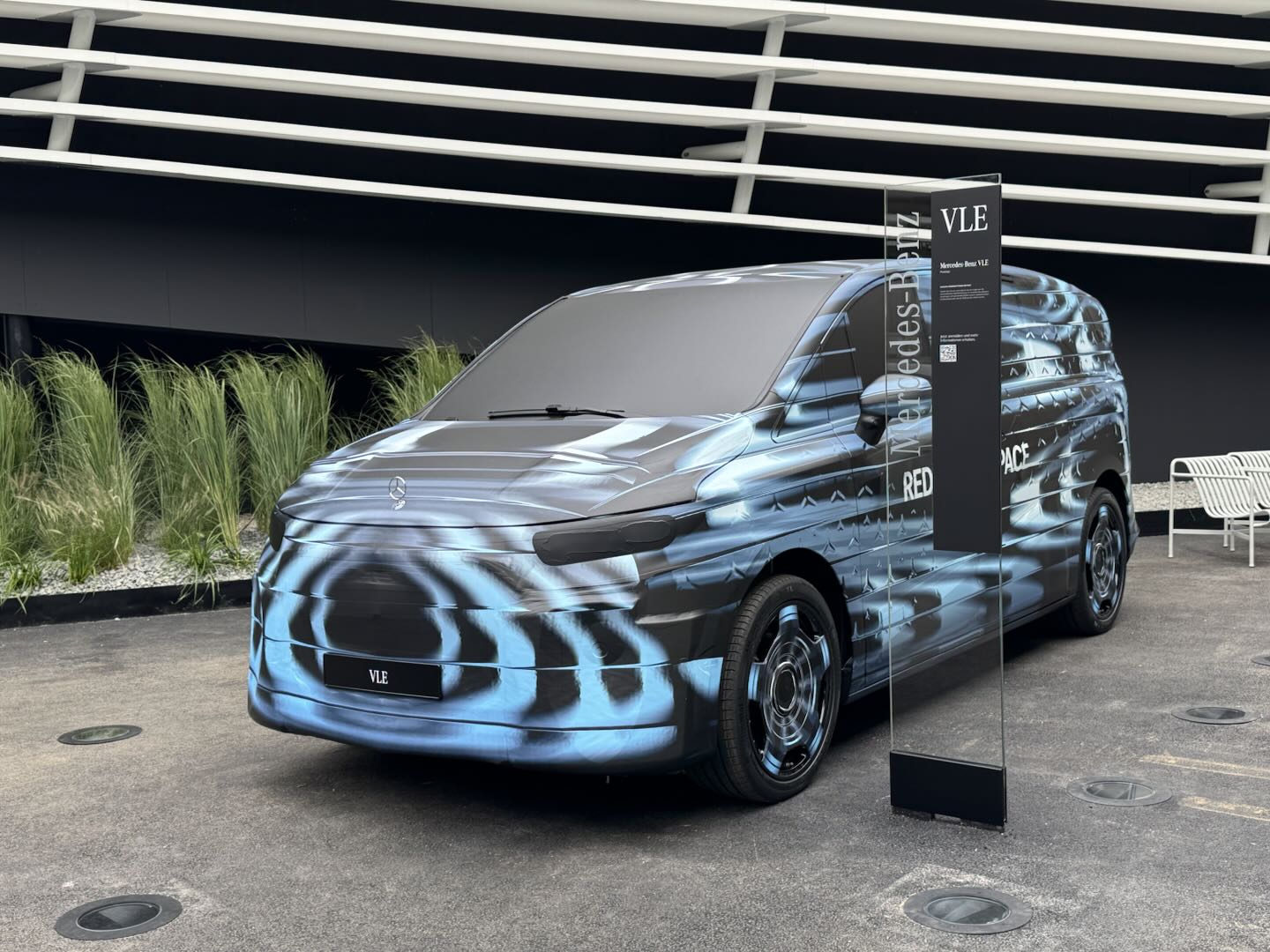 GLC EV 同款前脸，奔驰 VLE 纯电八座 MPV 预告图发布