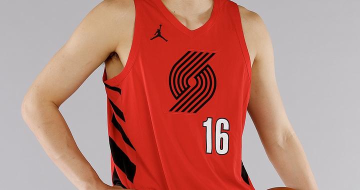 杨瀚森新秀合同4年2139万美元，周琦2年132万，姚明和易建联呢？