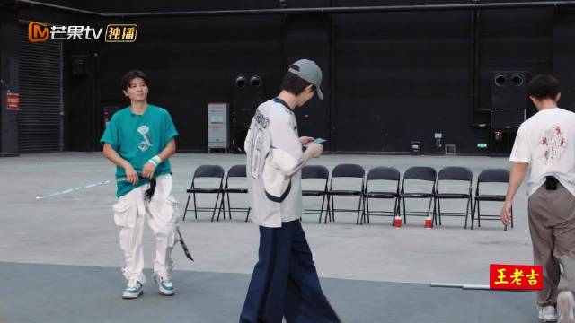 王栎鑫练三天武术动作苏新皓一节课学会