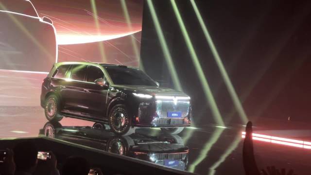 岚图泰山全尺寸SUV亮相，搭载三腔空悬与华为智驾