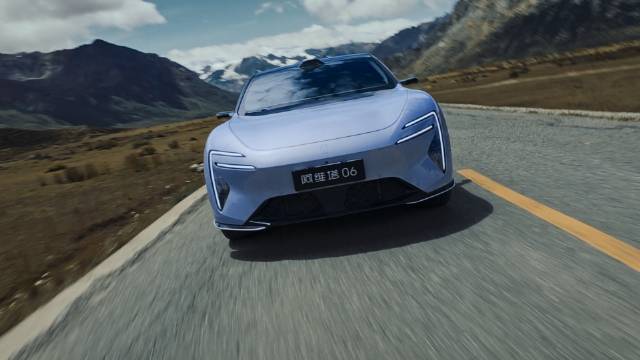 阿维塔06搭载华为乾崑智驾，一键循迹倒车破解雅鲁藏布调头难题