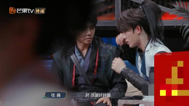 张晋赛前为苏新皓系鞋带防受伤