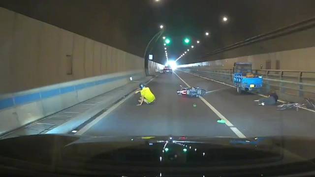 幸亏视频车留了安全距离！