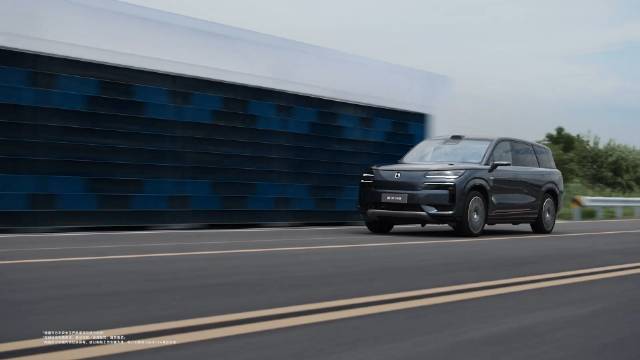 实战硬抗18号超级台风“桦加沙”，腾势N9是如何做到暴风侧吹稳定不跑偏的？