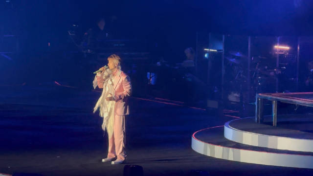 关智斌启德演唱会翻唱郑秀文《爱情万岁》