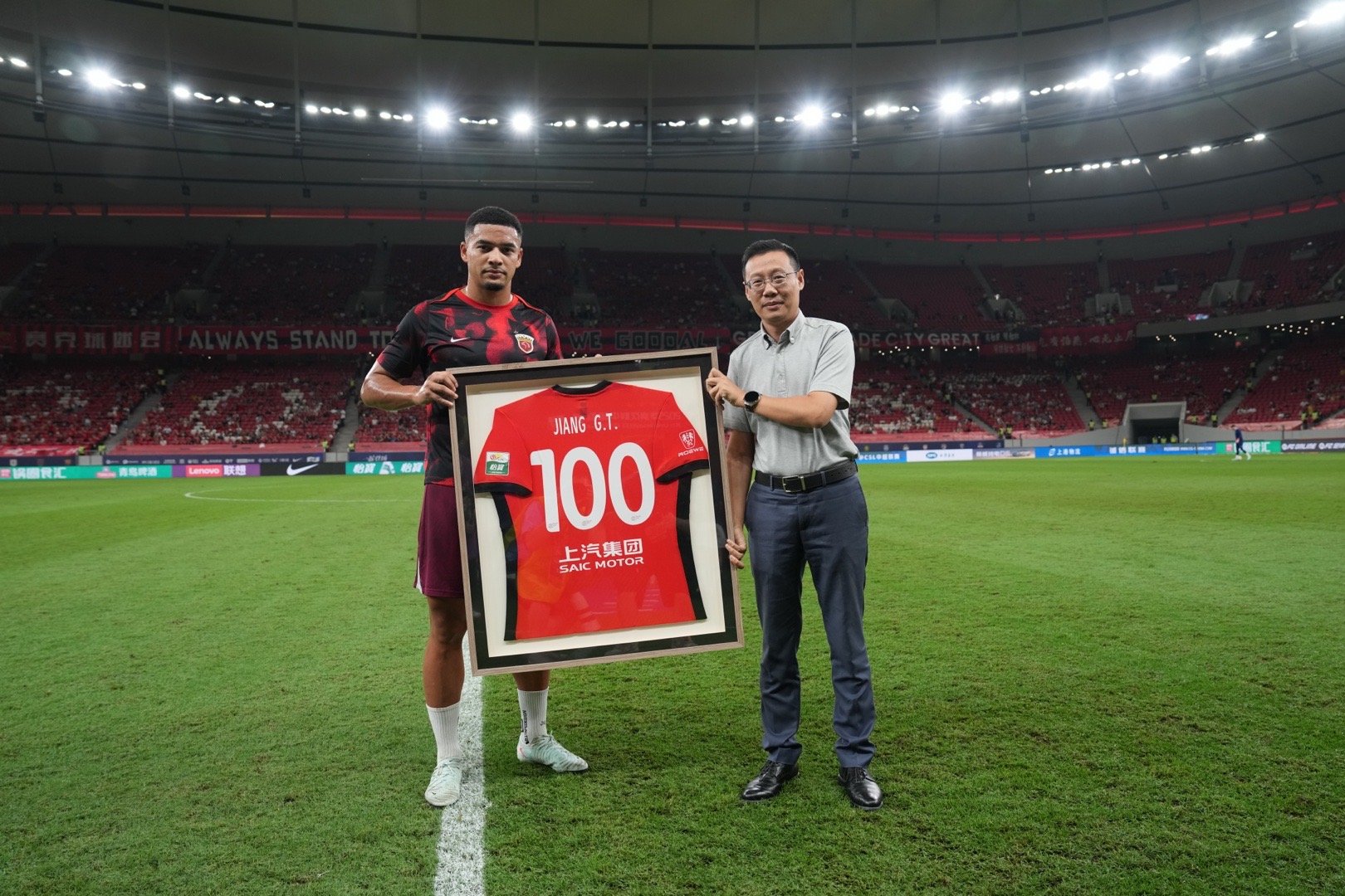 海港球员蒋光太达成俱乐部百场里程碑，赛前获赠纪念球衣