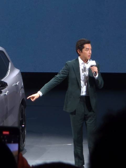 胡歌青海拍戏遇活佛探班，沃尔沃XC70大容量获代言人点赞