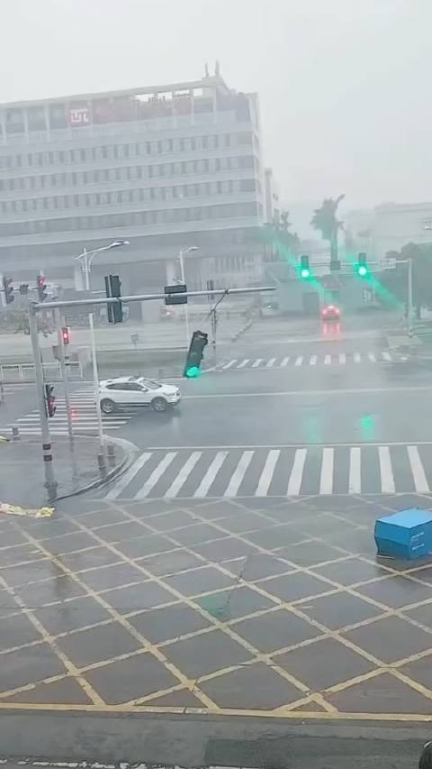 台风天方向盘被风“抢”走？腾势N9：哪有风？