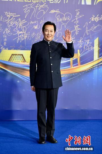 图为中国演员唐国强亮相红毯。中新社记者 王东明 摄