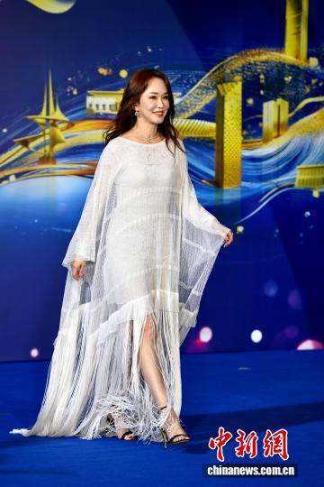 图为新加坡演员范文芳亮相红毯。中新社记者 王东明 摄