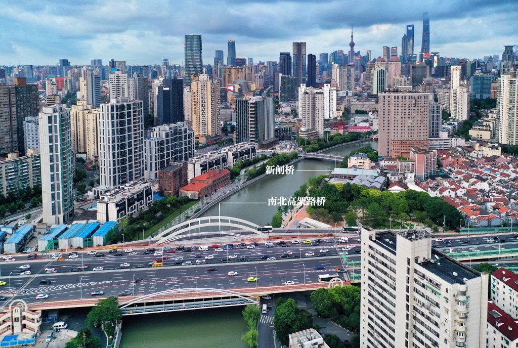 俯瞰苏州河上的南北高桥路桥及不远处的新闸桥。