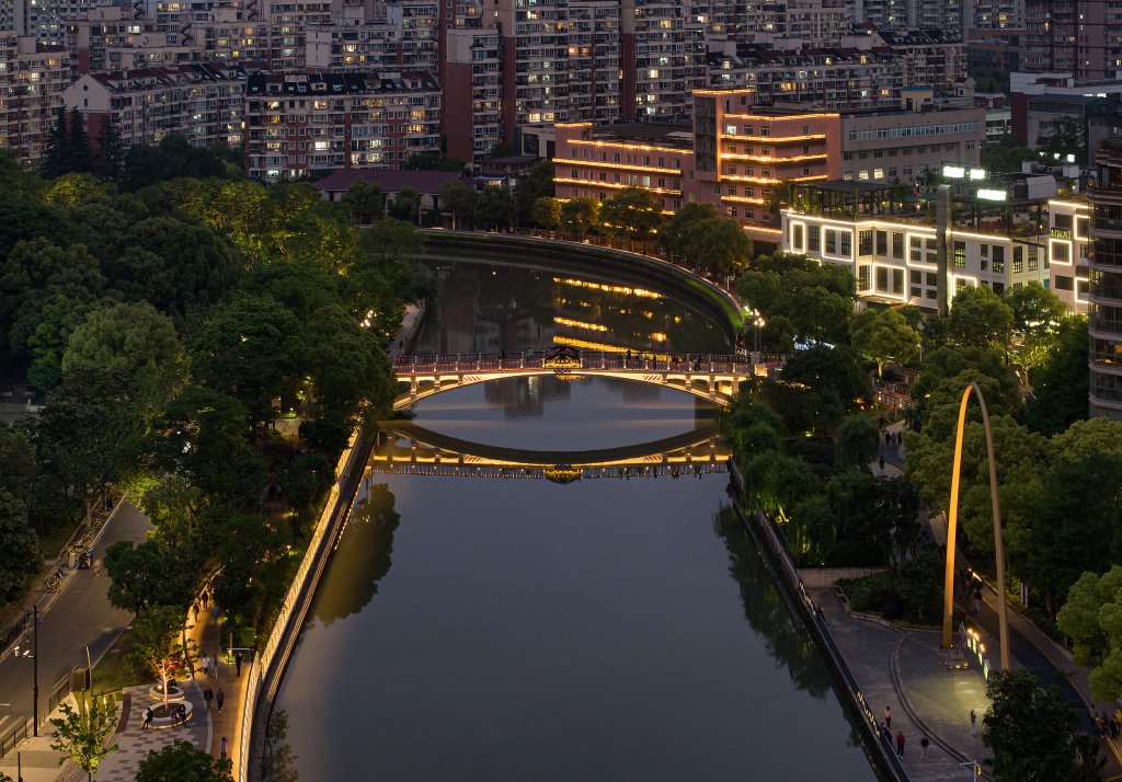 夜色中的宝成桥。视觉中国 图