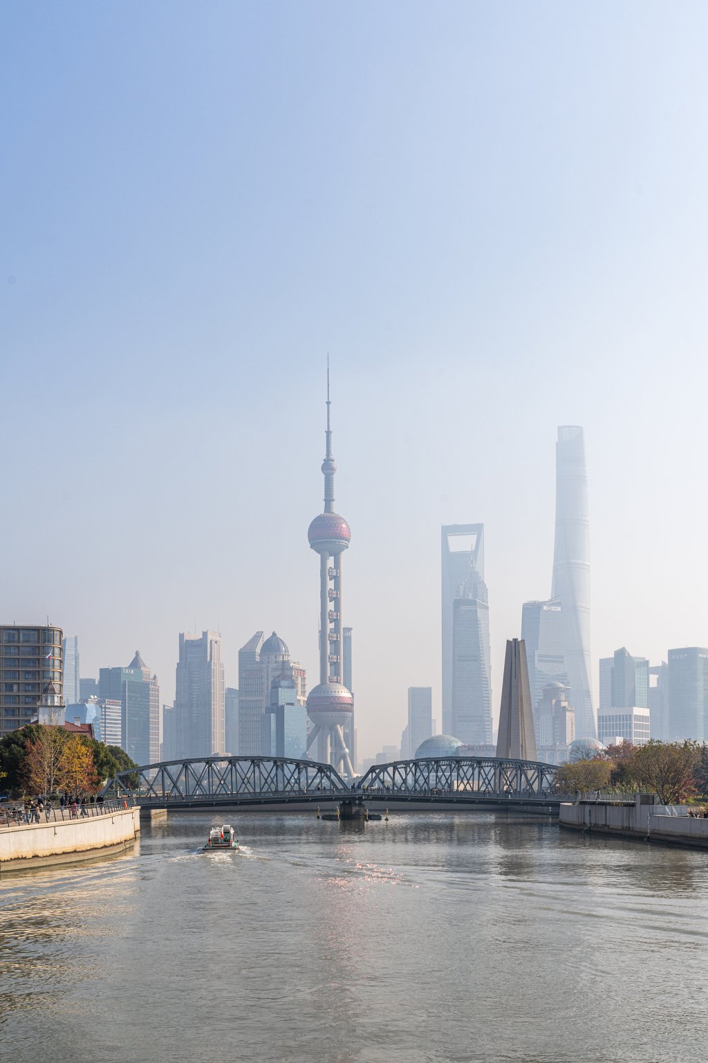 外白渡桥和陆家嘴风光。视觉中国 图