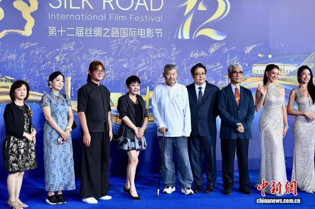 图为中国台湾电影工作者亮相红毯。中新社记者 王东明 摄