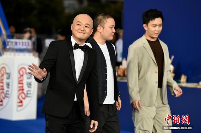 图为演员包贝尔(左一)亮相红毯。中新社记者 王东明 摄