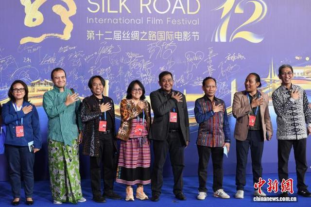 图为印度尼西亚电影工作者亮相红毯。中新社记者 王东明 摄