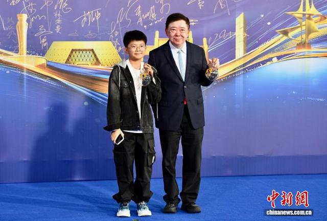 图为中国香港导演文隽(右)亮相红毯。中新社记者 王东明 摄