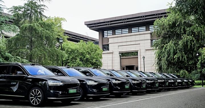 问界M9首次成为市长国际经济顾问团会议指定用车，展示“重庆造”高端智造新形象