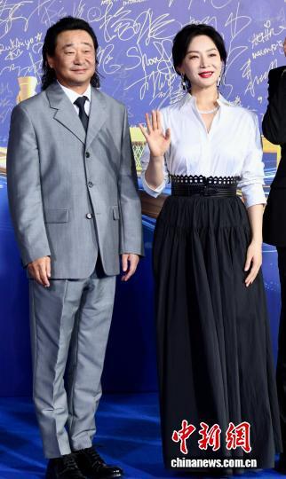 图为中国演员王景春(左)、陈数以评委身份亮相红毯。中新社记者 王东明 摄
