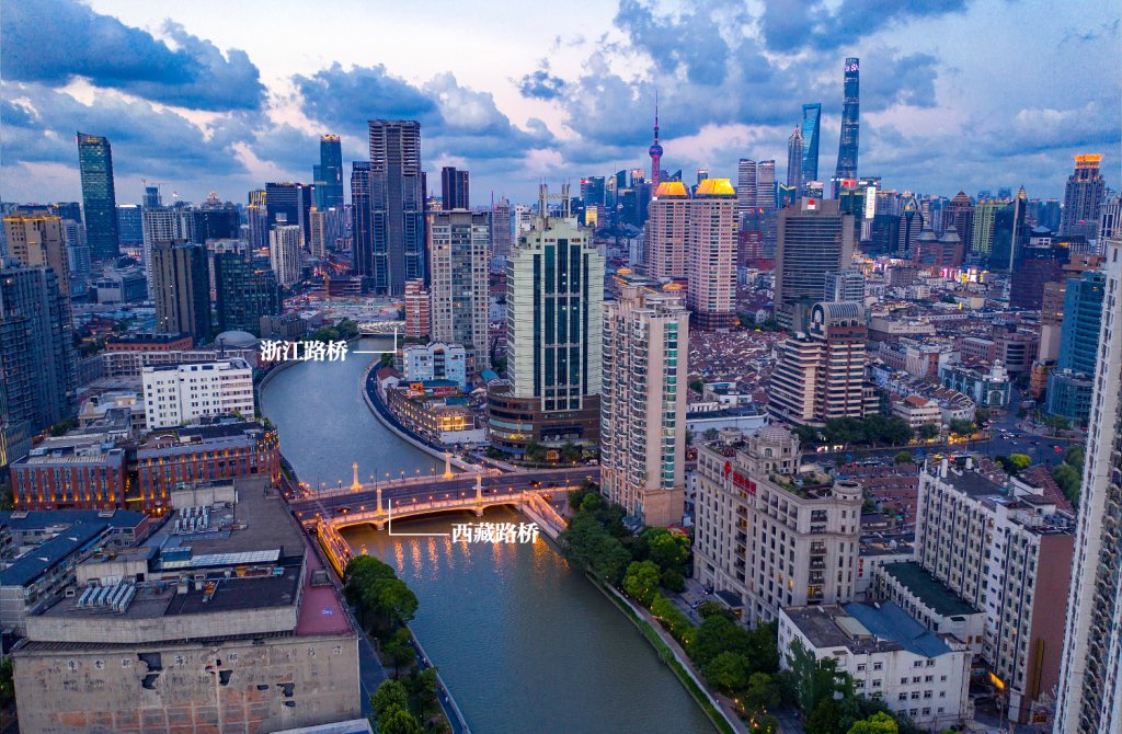 俯瞰苏州河上的西藏路桥和浙江路桥。