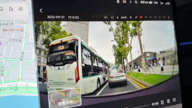 车主驾小鹏P7遇粉丝拍照大方赠礼