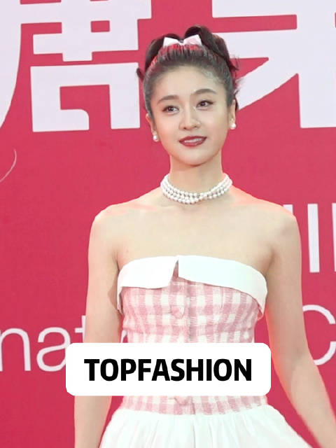 复古甜美造型现身