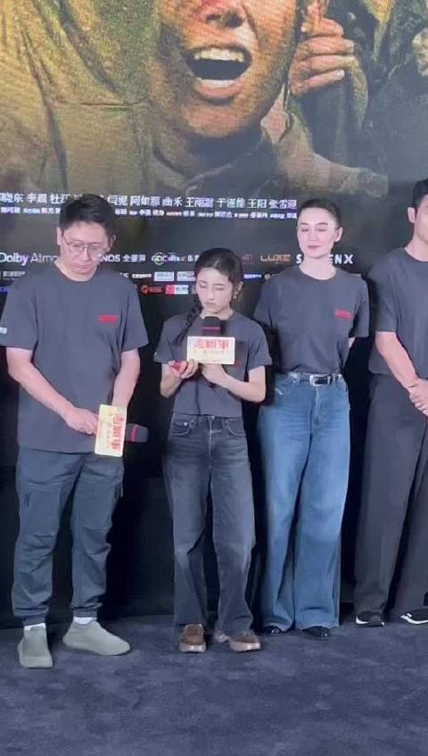 《志愿军：浴血和平》北京首映，张子枫等主创获和平石