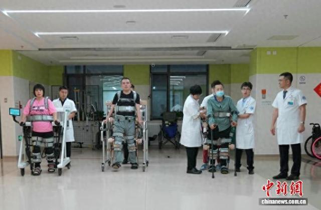 吴敏飞(右一)带领患者进行康复训练。(吉林大学第二医院供图)