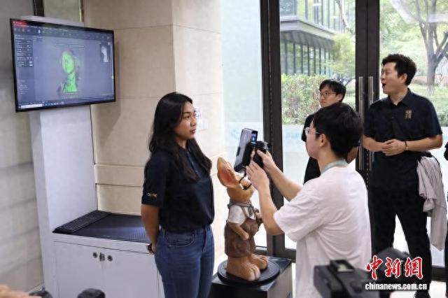 外籍媒体体验3D扫描。 鲍梦妮 摄