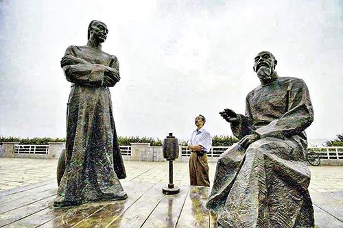 长沙市潇湘大道上的以民族英雄林则徐和左宗棠为主题的巨型青铜雕塑《湘江夜话》（图源：新华社）